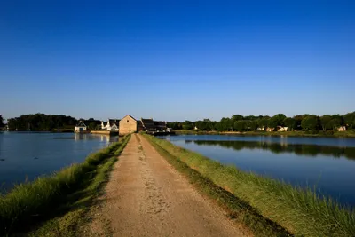 Flower Camping du Lac - Gehweg zwischen dem See und dem Meer am Campingplatz