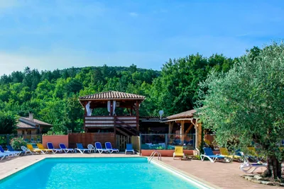 Camping Le Luberon - Pool auf dem Campingplatz