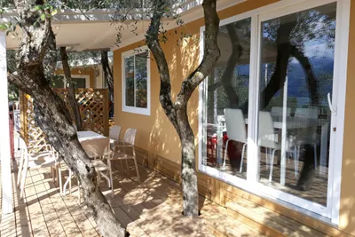 Camping le Maior -  Mobilheim mit Terrasse auf dem Campingplatz