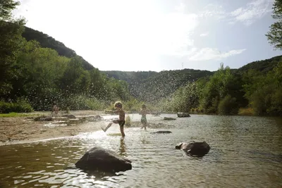 Camping La Bohème  Camping Le Manoir - Kinder baden im Fluss am Campingplatz