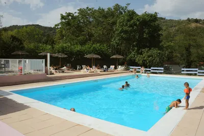 Camping La Bohème  Camping Le Manoir  - Pool im Freien mit Liegestühlen und Sonnenschirmen