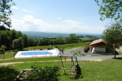 Camping Le Mont Bartoux - Blick über das Schwimmbad und den Spielplatz des Campingplatzes