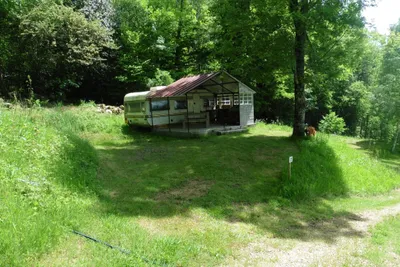 Camping Le Mont Bartoux - Wohnwagenstellplätze im Schatten der Bäume