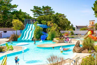 Camping Le Moténo - Wasserpark mit Rutschen auf dem Campingplatz