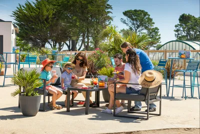 Camping Le Moténo - Familie genießt Getränke auf der Terrasse der Bar