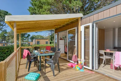 Camping Le Moténo  - Mobilheim mit Terrasse auf dem Campingplatz