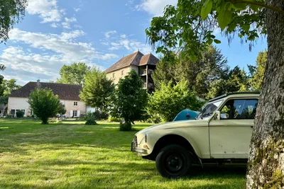 Camping Le Moulin de la Gassotte Zeltwiese und Blick auf ein Gebäudes des Campingplatzes