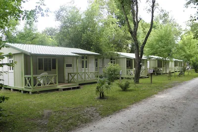 Campin le Moulin de Mellet - Außenansicht Mobilheime vom Campingplatz mit Veranda 
