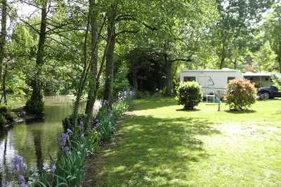 Campin le Moulin de Mellet - Wohnwagenstellplatz vom Campingplatz am Fluss