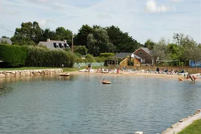 Camping Le Moulin des Oies - Schwimmteich mit kleinem Strand und Sonnenliegen am Campingplatz