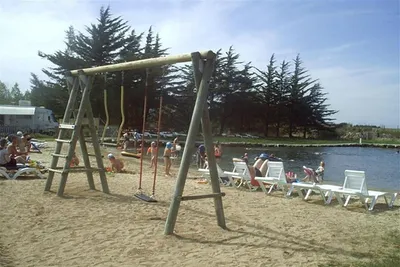 Camping Le Moulin des Oies - Strand des Badeteiches mit Schaukeln und Sonnenliegen am Campingplatz