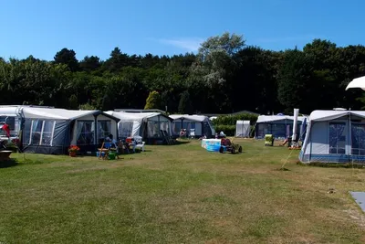 Camping Le Parage - Wohnmobil- und  Wohnwagenstellplätze auf der Wiese