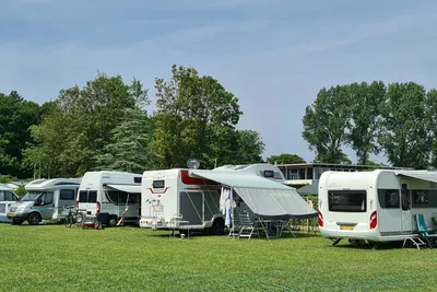 Camping Le Parage - Wohnmobil- und  Wohnwagenstellplätze auf der Wiese