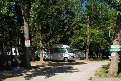 Camping Le Parc - Wohnmobil- und  Wohnwagenstellplätze im Schatten der Bäume
