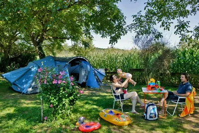 Camping Le Perpetuum -  Zeltstellplatz zwischen Bäumen auf dem Campingplatz