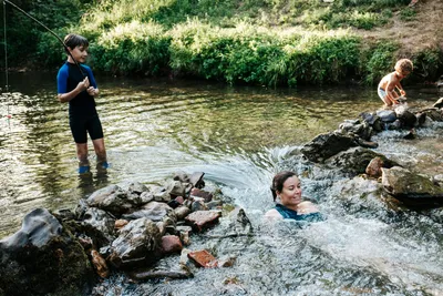 Camping Le Petit Pyrénéen - Campinggäste baden im Fluss