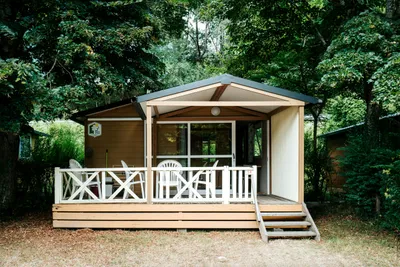 Camping Le Petit Pyrénéen  - Mobilheim mit Veranda im Schatten der Bäume