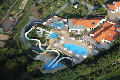 Yelloh! Village Le Pin Parasol - Poolbereich auf dem Campingplatz aus der Vogelperspektive
