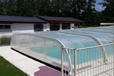 Camping Le Plô  camping le plo - Pool mit Überdachung auf dem Campingplatz