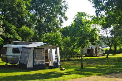 Camping Le Pontet  -  Stellplatz vom Campingplatz auf grüner Wiese