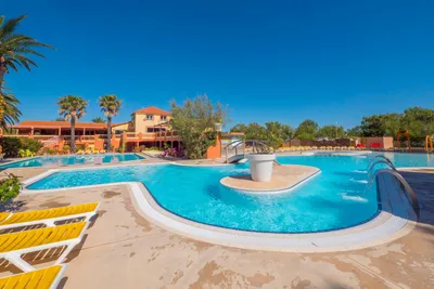 Yelloh! Village Le Pré Catalan  -  Pool vom Campingplatz mit Liegestühlen in der Sonne