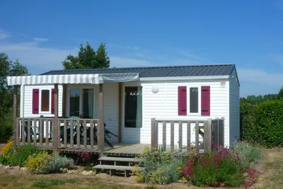 Camping Le Ragis  - Mobilheim mit Terrasse auf dem Campingplatz