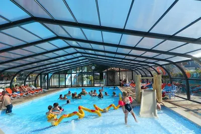Camping Le Ragis - Überdachter Pool auf dem Campingplatz
