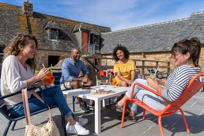 Camping Le Ranolien - Campinggäste auf einer Terrasse