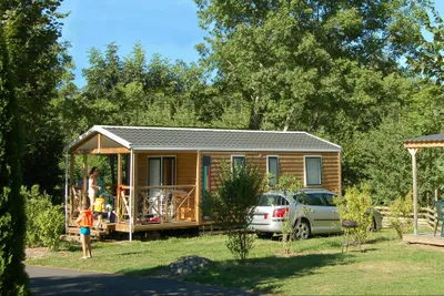 Camping Le Repos du Baladin  -  Mobilheim vom Campingplatz im Grünen