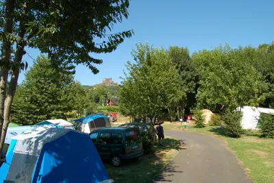Camping Le Repos du Baladin  -  Stellplatz vom Campingplatz mit Blick auf die Burg Murol