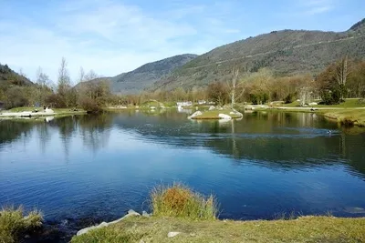 Camping Le Rioumajou  - See mit Bergblick auf dem Campingplatz