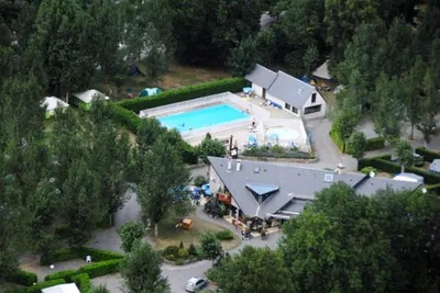 Camping Le Rioumajou  -  Luftaufnahme vom Campingplatz mit Pool