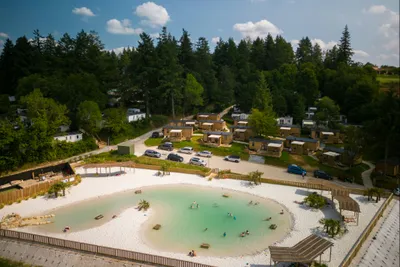 Yelloh! Village Payrac Les Pins  - Luftaufnahme des Campingplatzes umgeben von Wald
