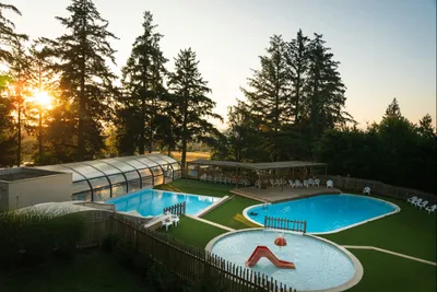 Yelloh! Village Payrac Les Pins - Blick auf das Freibad mit mehreren Becken