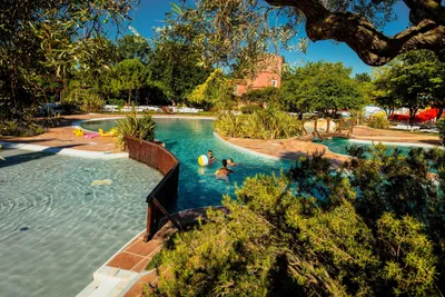 Yelloh! Village Le Sérignan Plage - Poolbereich mit Planschbecken im Grünen auf dem Campingplatz