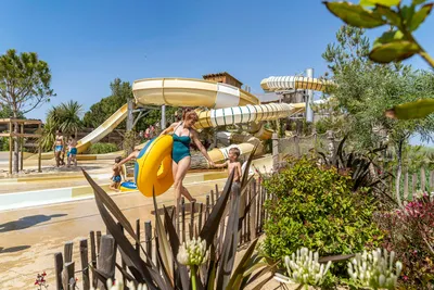 Yelloh! Village Le Sérignan Plage - Gäste vom Campingplatz im Poolbereich mit Wasserrutsche