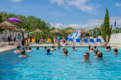 Camping Le Soleil Levant-Ribes  - Pool im Freien mit Liegestühlen und Sonnenschirmen