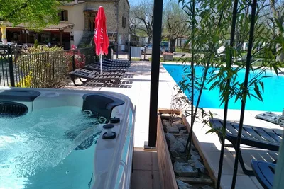 Camping Le Sous Perret - Whirlpool im Freibad auf dem Campingplatz