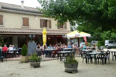 Camping Le Sous Perret - Gäste an der Bar auf dem Campingplatz
