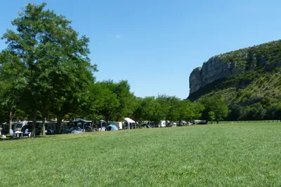 Camping Le Sous Perret - Wohnwagenstellplätze auf dem Campingplatz mit Blick auf die Berge