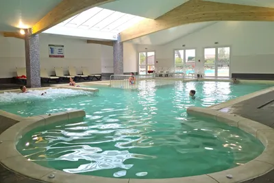 Camping LE SUROIT  - Indoor Pool vom Campingplatz