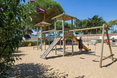 Camping LE SUROIT  -  Spielplatz vom Campingplatz
