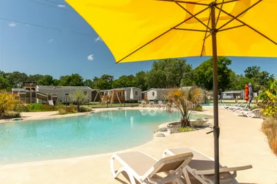 Camping Le Vieux Moulin  - Pool im Freien mit Liegestühlen und Sonnenschirmen