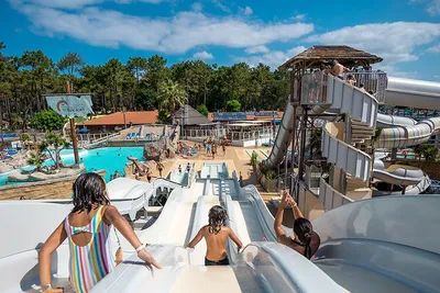 Camping Le Vieux Port - Rutschen im Wasserpark des Campingplatzes