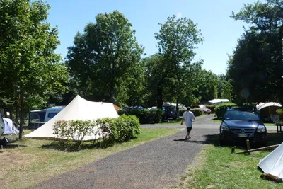 Camping Le Viginet - Zeltplätze und Stellplätze im Grünen auf dem Campingplatz
