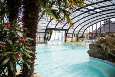 Camping l'Emeraude - Pool mit Überdachung auf dem Campingplatz