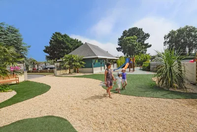 Camping l'Emeraude - Familie mit Kindern spaziert über den Campingplatz