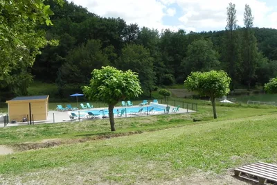 Camping Les 2 Lacs - Pool vom Campingplatz mit Liegestühlen im Grünen