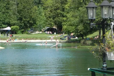 Camping Les 2 Lacs - Camper am See vom Campingplatz