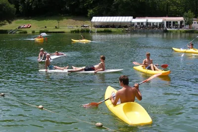 Camping Les 2 Lacs - Kinder in Kayaks auf dem See am Campingplatz, Restaurant mit Terrasse vom Campingplatz
